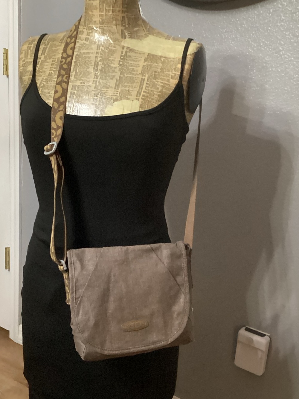 KEEN Crossbody Hybrid Transport Distressed Satchel Shoulder Bag in Taupe - NWOT